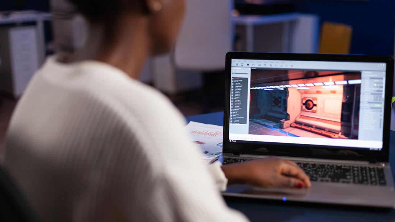 Um web designer desenvolvendo um desenho no computador.