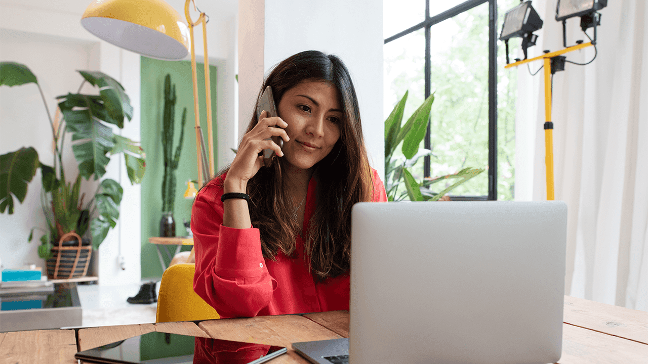 Mulher trabalhando no Home Office