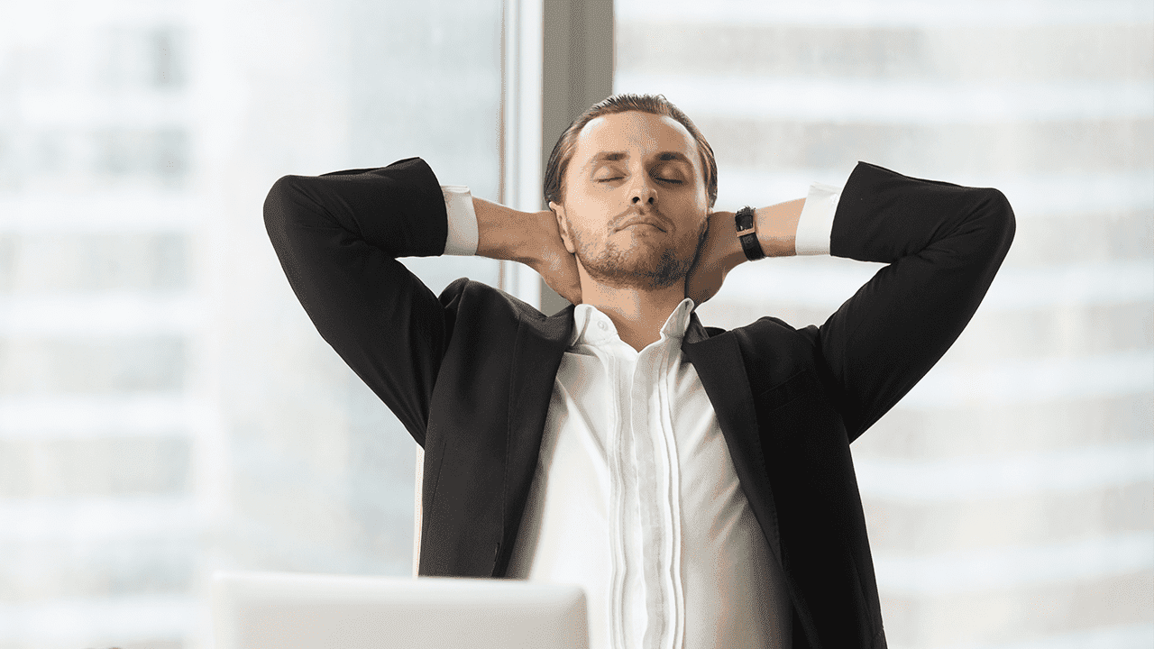 Empresário relaxando em referência ao mindfulness.