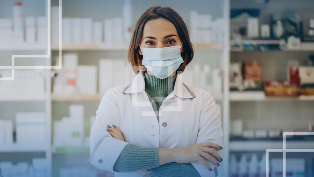 Auxiliar de Farmácia trabalhando com mascara de proteção.