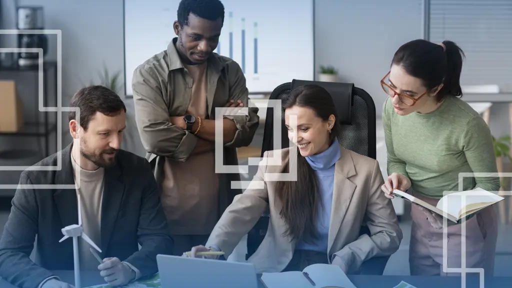Equipe trabalhando em escritório.