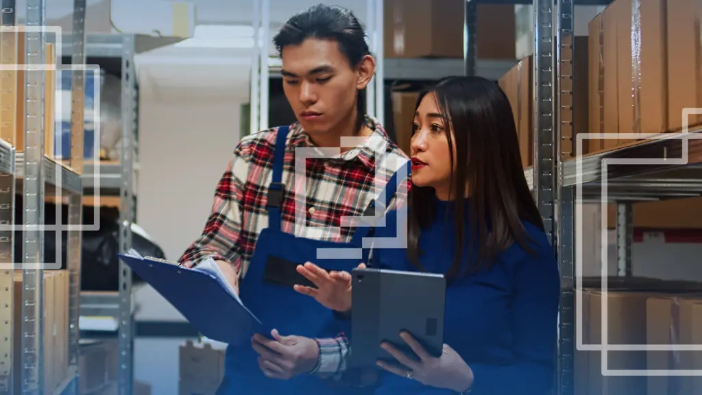 Homem e Mulher conferindo estoque de empresa.