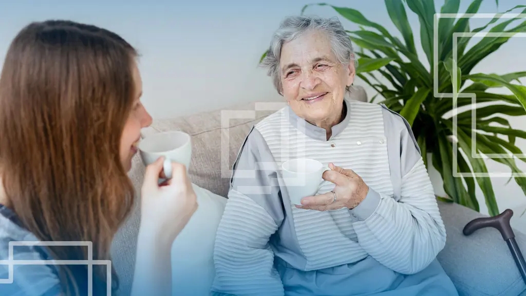 Pessoa jovem conversando e cuidando de uma pessoa idosa