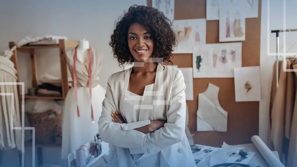 Mulher empreendedora na sua loja de roupas.