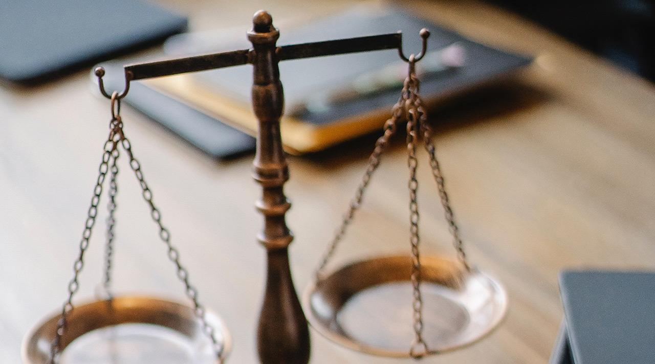 Imagem de uma balança com dois pesos desiguais.