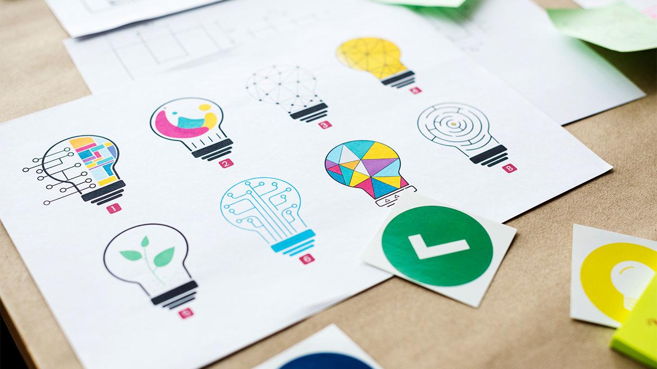 Vários desenhos de logomarcas diferentes em referência ao texto de branding.