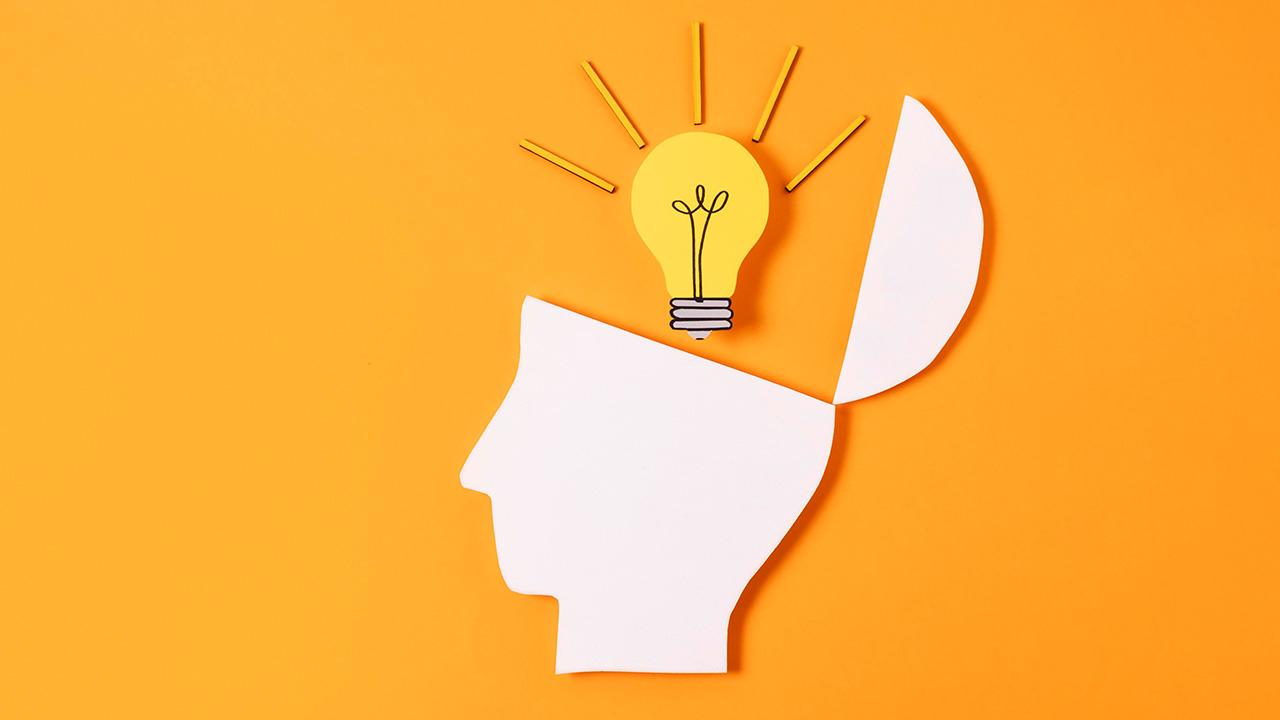 Desenho de uma cabeça com lâmpada em cima em referência ao design thinking.