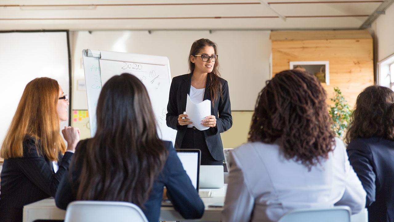 Diversas empresárias reunidas em referência ao empreendedorismo feminino.
