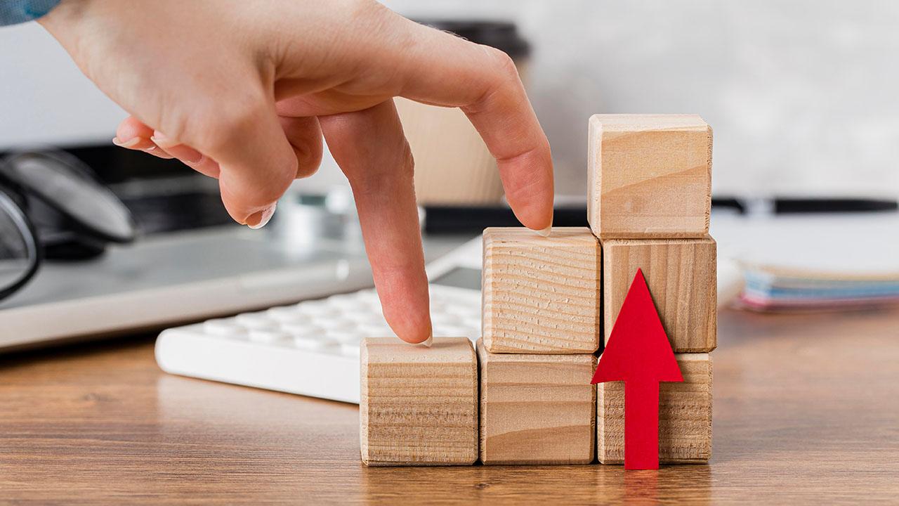 Blocos com seta apontando para cima em referência aos pontos fracos a desenvolver.