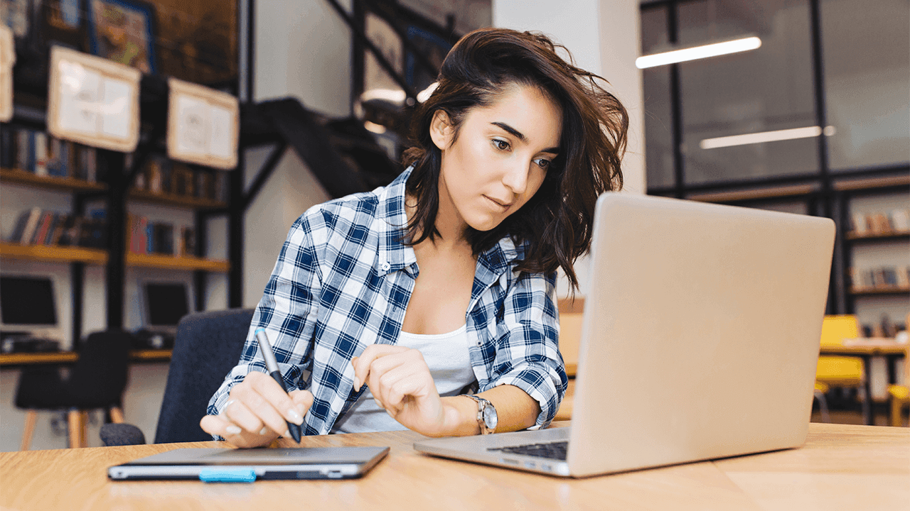 Uma mulher estudando um curso de Google Ads.