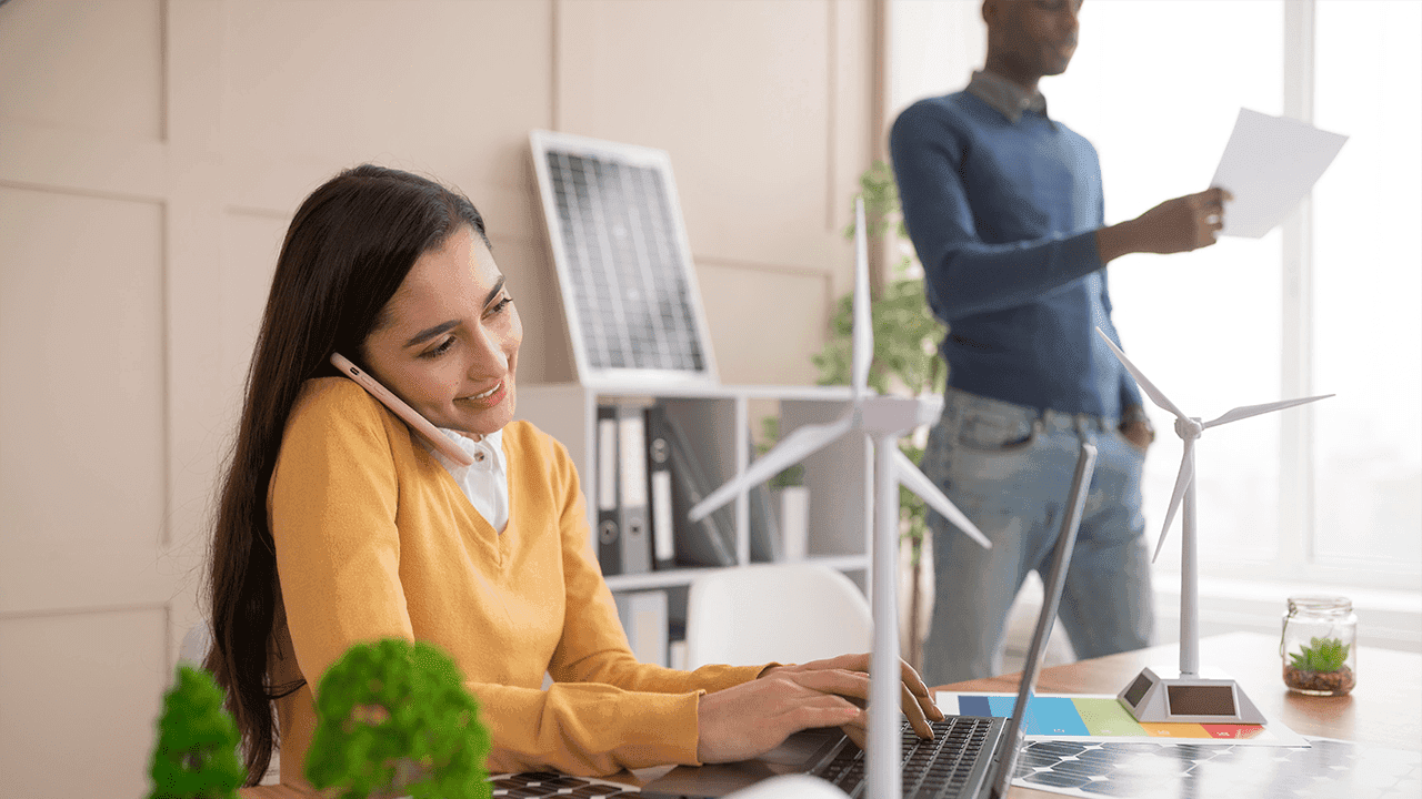 Imagem de uma profissional que trabalha com ESG.