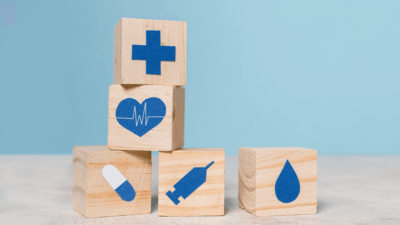 Blocos com símbolos da área da saúde.