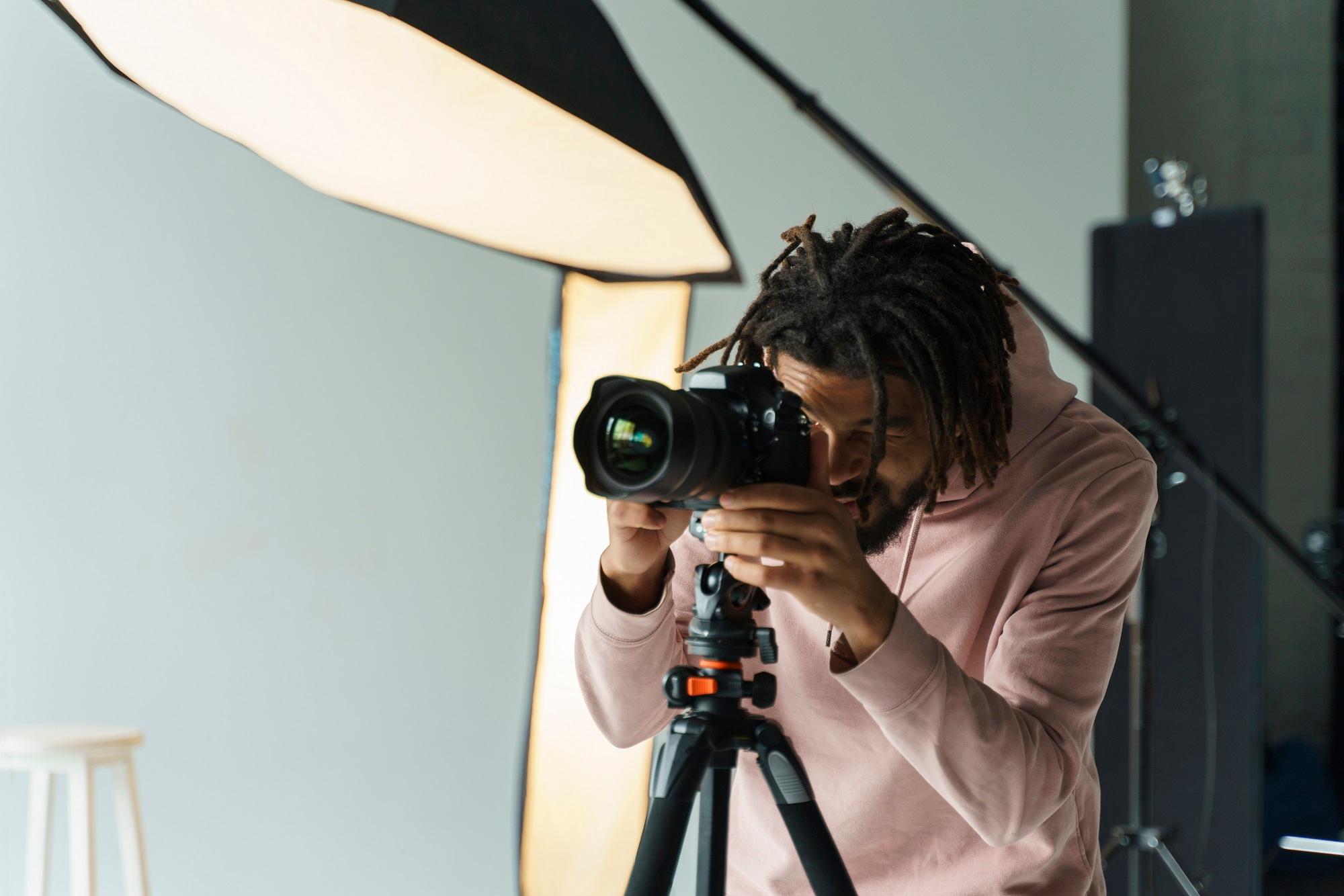 Homem trabalhando com fotografia digital.