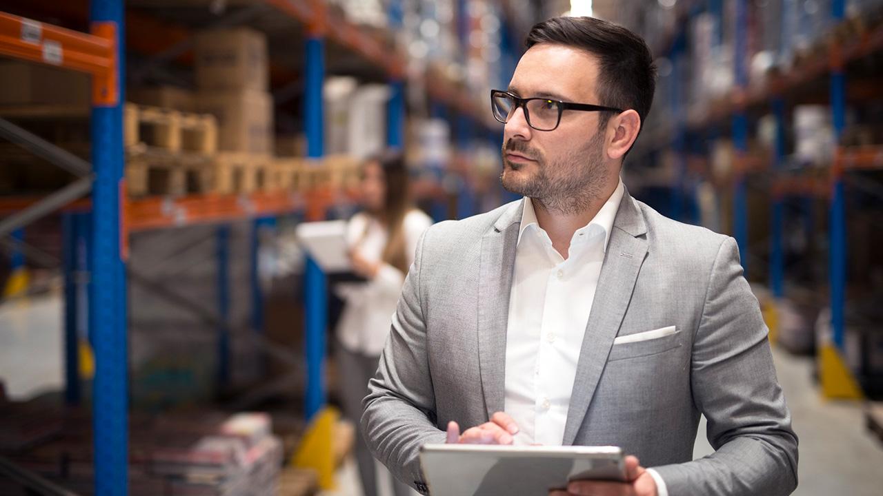 Empresário cuidando da logística de uma empresa.